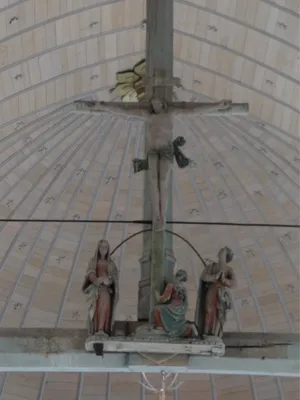 quatre statues de la poutre de gloire : Christ en croix, Vierge, saint Jean et une sainte Femme