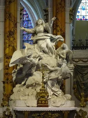 Groupe sculpté : l'Assomption dans la Cathédrale Notre-Dame de Chartres
